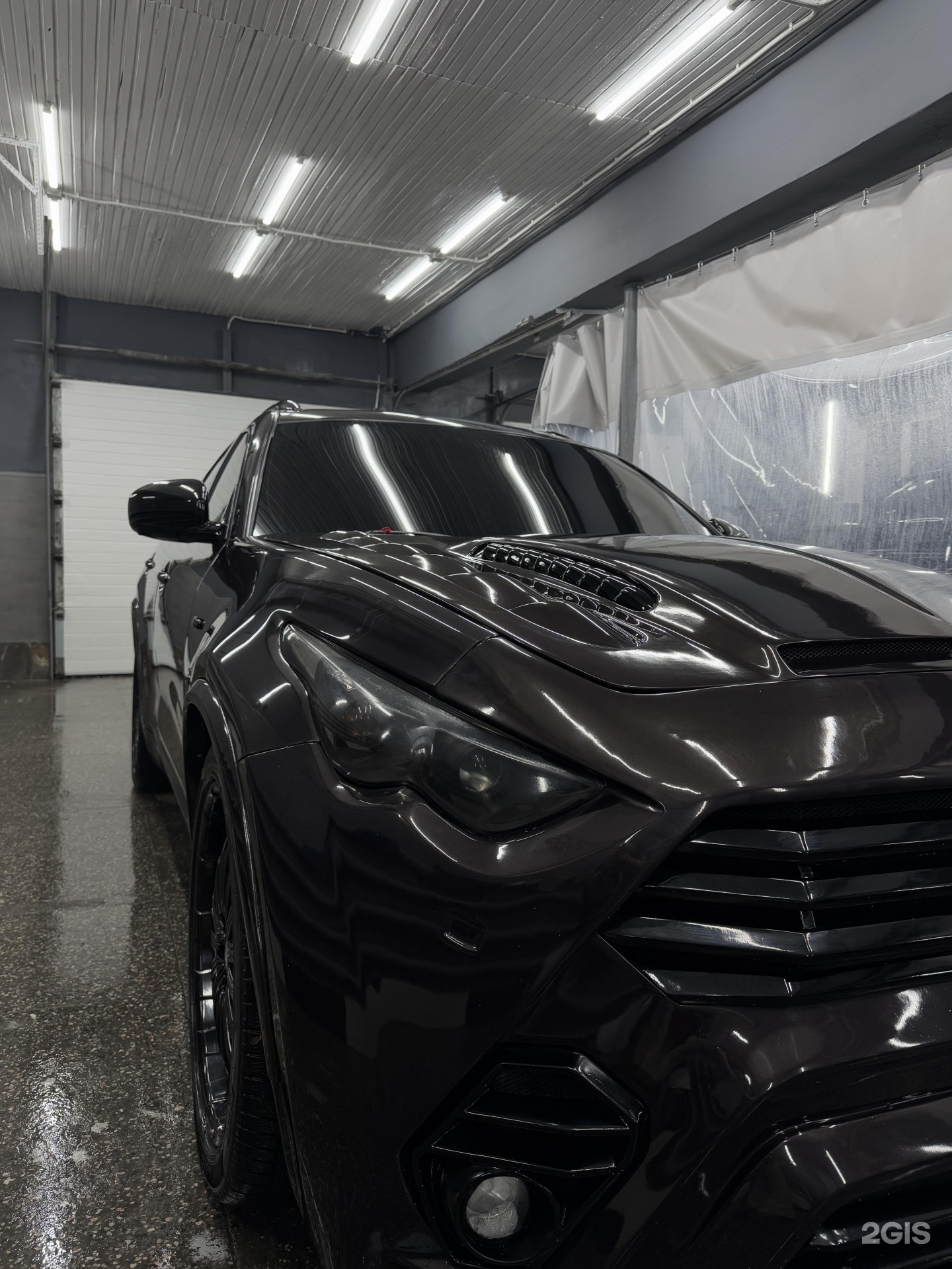 Чёрный автомобиль в боксе автомойки Чёрный Стиль
